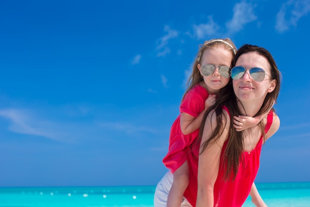若い母親とカリブ海の休暇中に小さな女の子