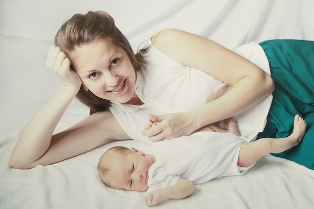 Giovane madre e un neonato sdraiato sul divano