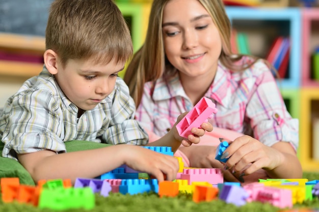 かわいい幼い息子と遊ぶ若い母親