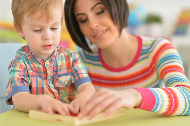 Foto giovane madre che gioca con il figlio