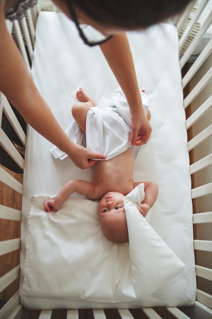 Una giovane madre si prende cura del suo piccolo figlio