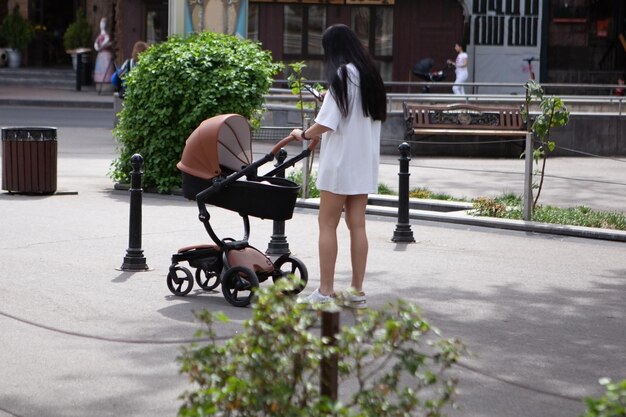 Photo young mother walks with a child