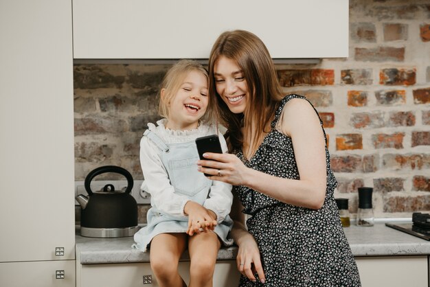 Giovane madre con sua figlia in cucina