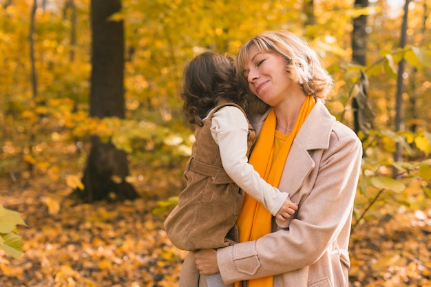 Photo young mother with her little daughter in an autumn park fall season parenting and children concept