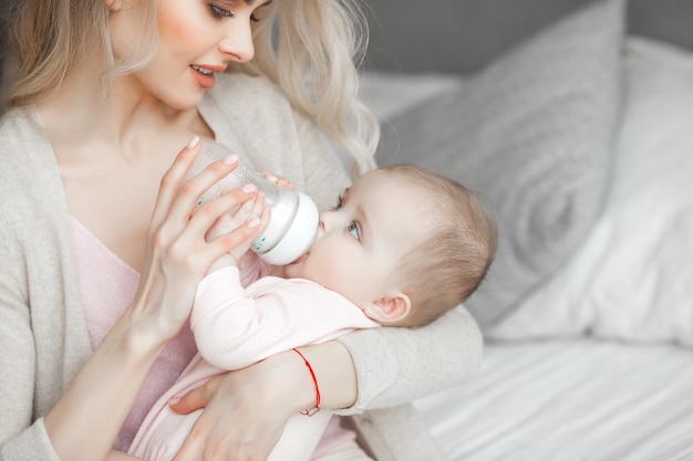 Photo young mother with a little baby