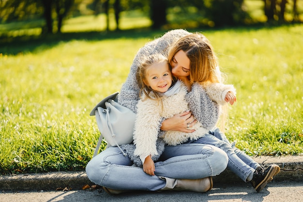 Photo young mother with toddler