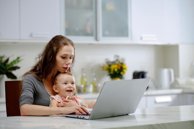 Photo young mother working from home