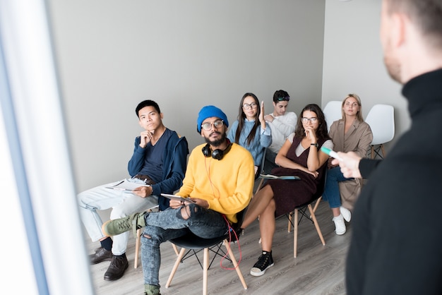 Photo young multi-ethnic students studying at training class