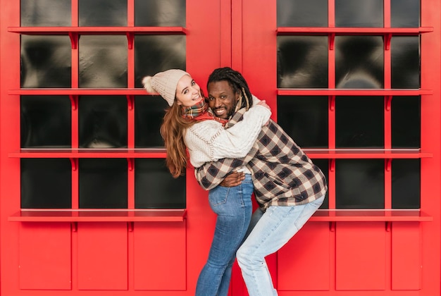 Photo a young multiracial couple having a good time together in the background a red door