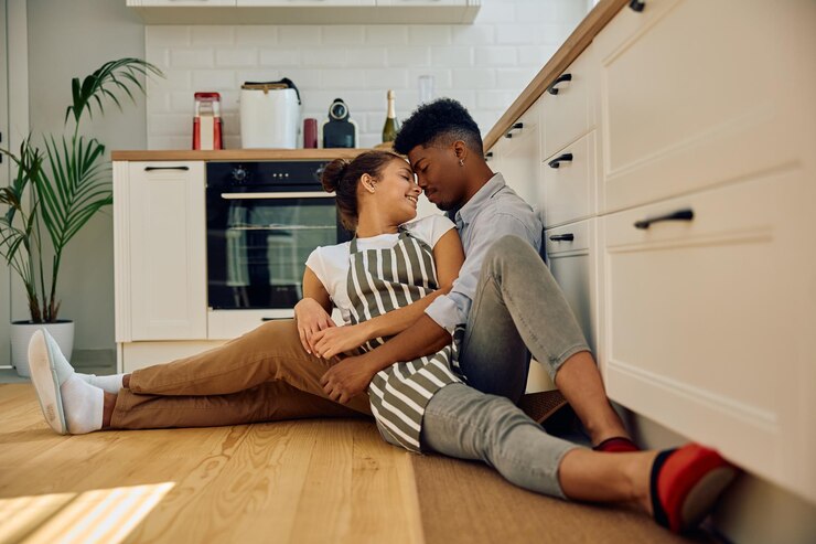 Photo young multiracial couple in love relaxing in the kitchen