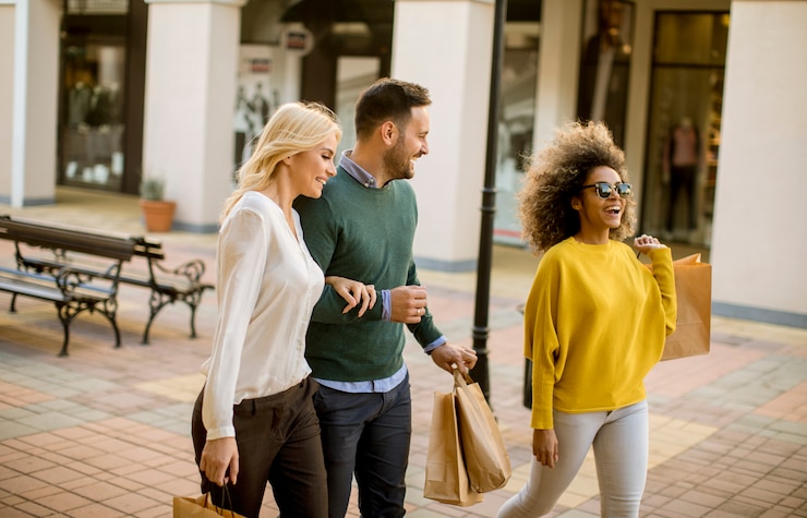 Photo young multiracial people in shopping