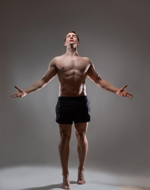 Photo young muscular man in an expressive pose artistic pose of the hero