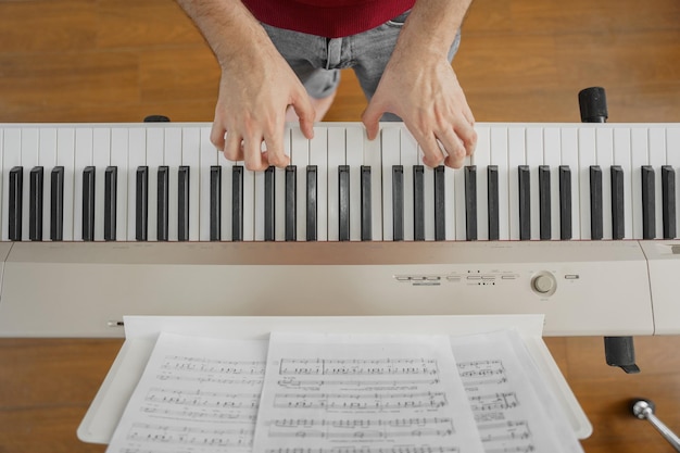 Foto giovane musicista che compone e suona il pianoforte a casa