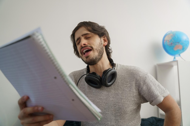 Photo young musician man singing at home