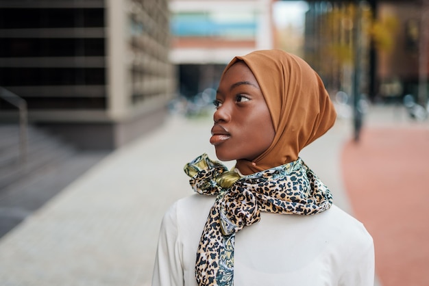 Photo young muslim black woman in hijab looking aside