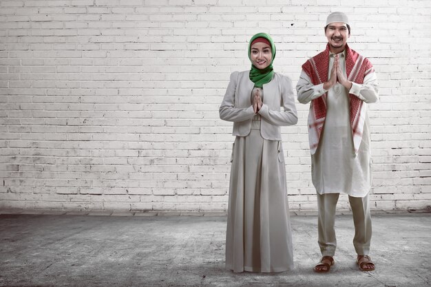 Photo young muslim couple smiling