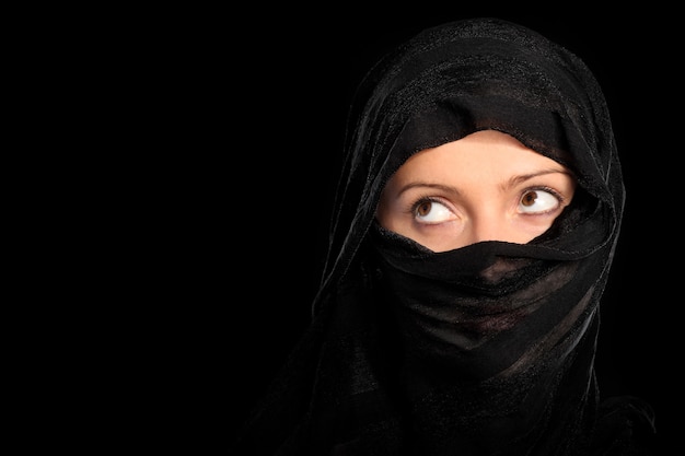 Una giovane ragazza musulmana sul nero