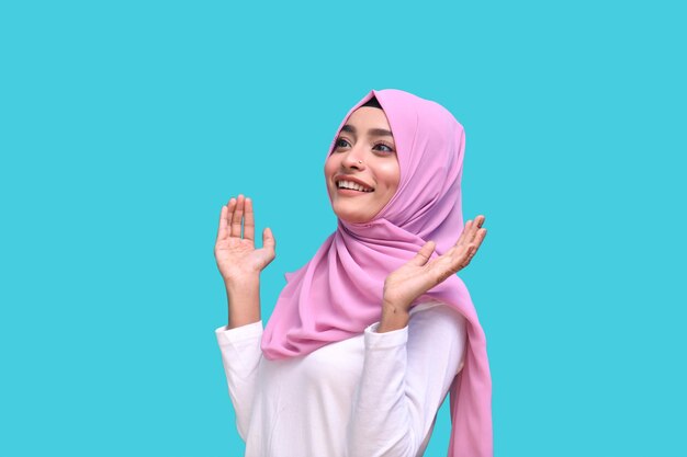 ピンクのヒジャーブを身に着けている若いイスラム教徒の少女幸せで陽気なインドのパキスタンのモデル