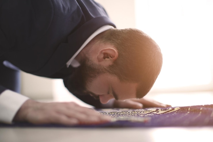 Photo young muslim man praying indoors