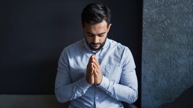 Photo young muslim man praying indoors