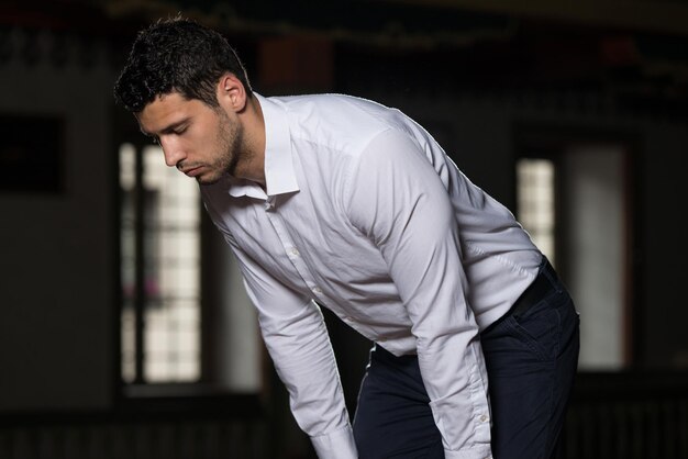 Photo young muslim man praying