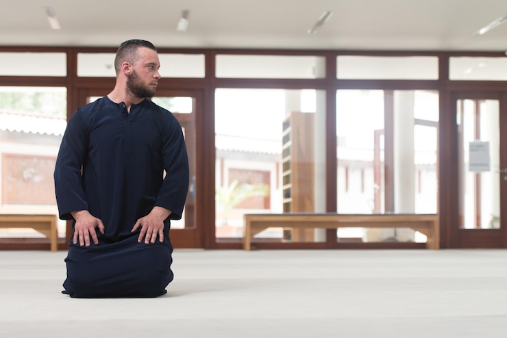 Photo young muslim man praying
