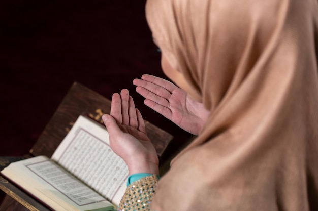 Photo young muslim reads the koran