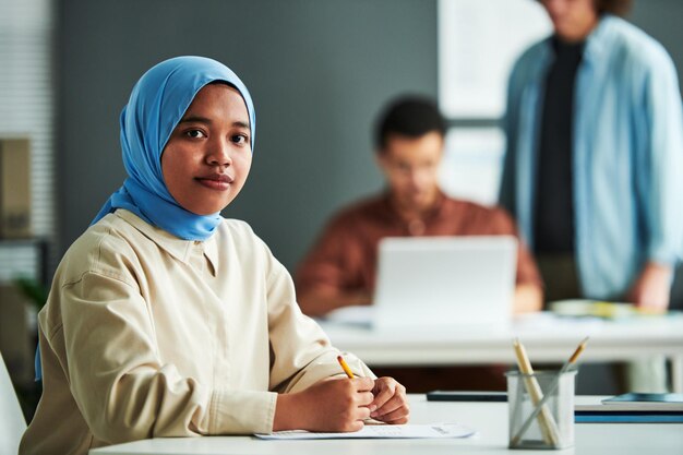 파란색 hijab 검사 또는 테스트를 수행하는 젊은 이슬람 여성