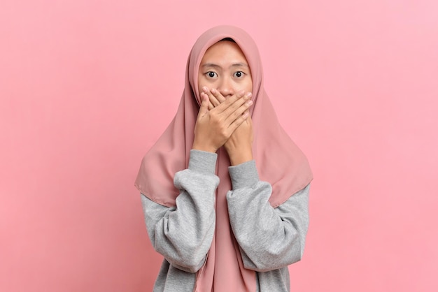 Photo young muslim woman covering her mouth shock emotion