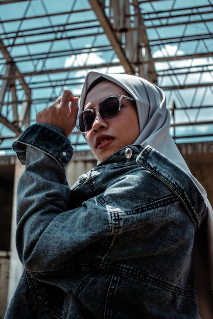 Photo young muslim woman model wearing sunglasses and jeans jacket