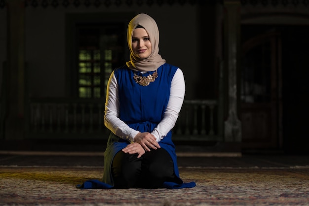 Photo young muslim woman praying