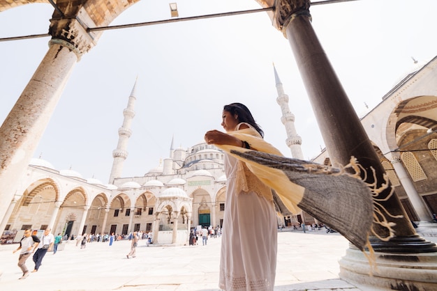 スカーフを着た若いイスラム教徒の女性がイスタンブールのモスクに行きます。夏休み、旅行。ヒスパニック系の女の子、イラン、シリアの女性