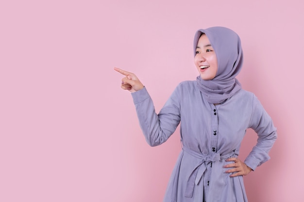 블루 hijab를 입고 젊은 무슬림 여성