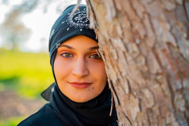 Photo young muslim woman wearing hijab at park on a sunny day