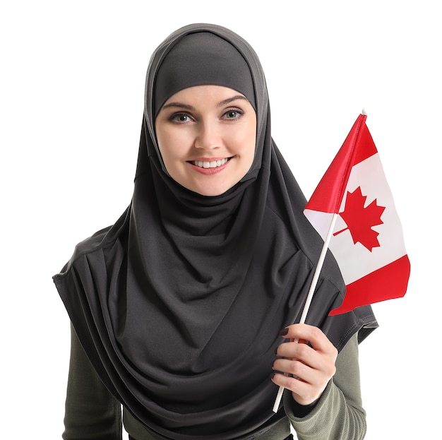 白地にカナダの旗を持つ若いイスラム教徒の女性