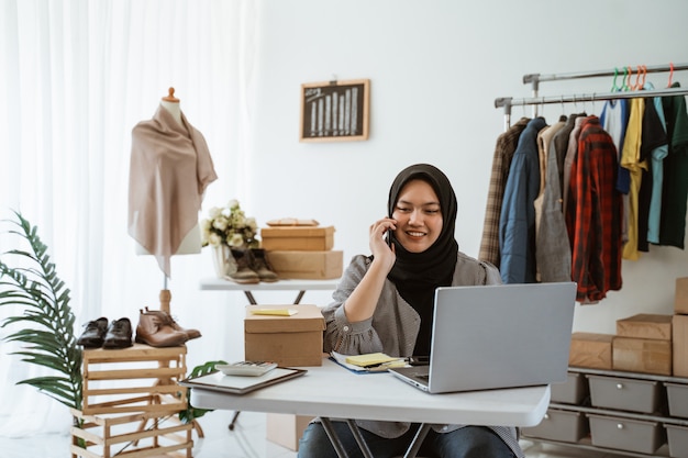 ヒジャーブの作業を持つ若いイスラム教徒の女性