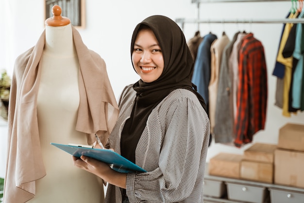 衣料品店で働く若いイスラム教徒の女性