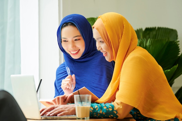 オンラインで選挙を見ている若いイスラム教徒の女性