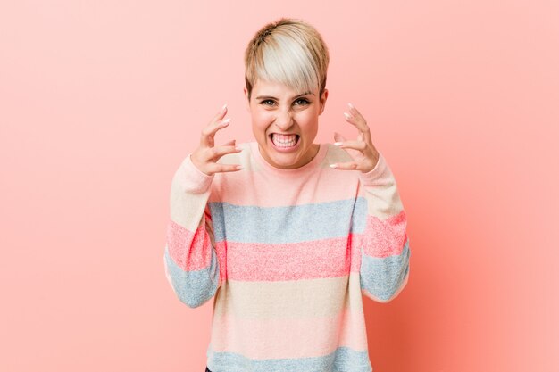 Photo young natural curvy woman upset screaming with tense hands.