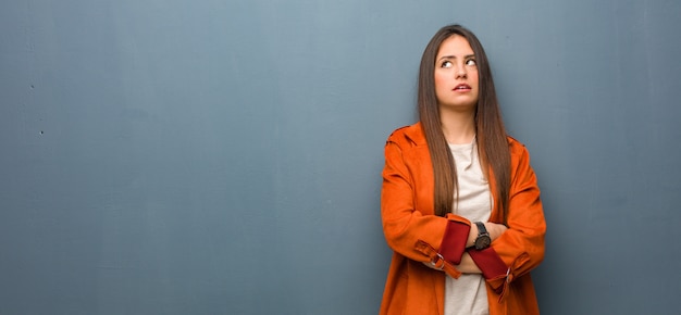 Giovane donna naturale stanca e annoiata