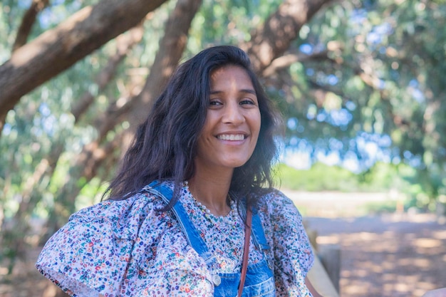 Foto giovane donna ndian felice in campagna