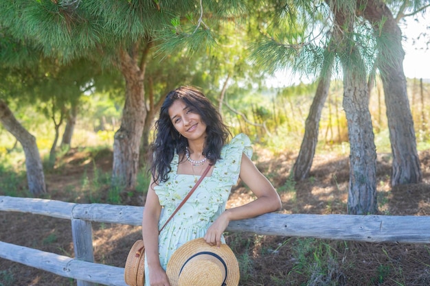 Foto giovane donna ndian felice in campagna