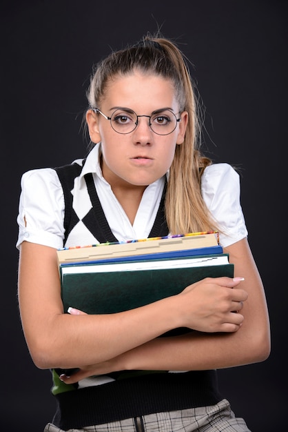 Foto l'espressione pazza della giovane donna del nerd sta tenendo il libro in mani.