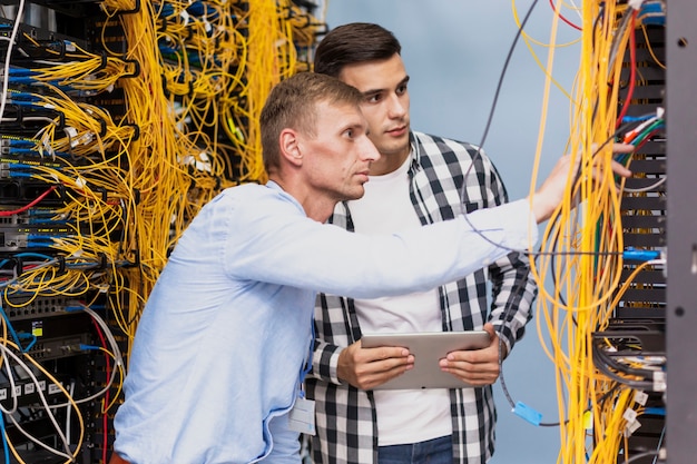 Photo young network engineers working in a server room