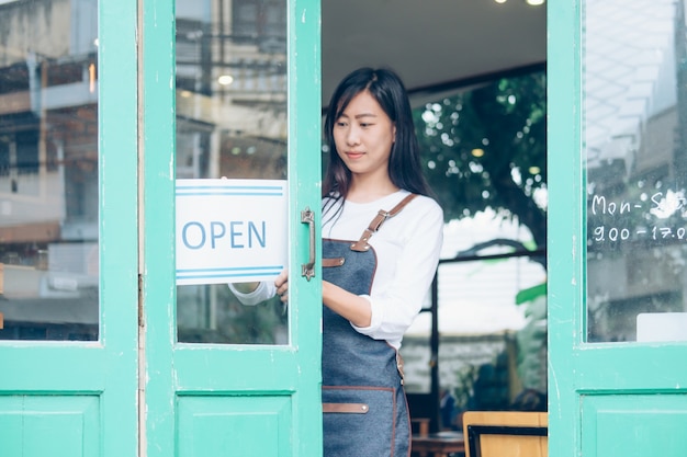 若い新しいオーナーのカフェが店を開きます。