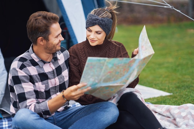 Photo young nice couple having fun on camping. high quality photo