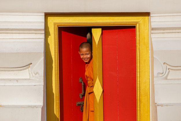 Photo young novice monk smile in monastery