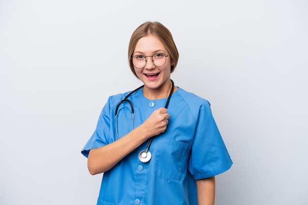 Giovane donna medico infermiera isolata su sfondo bianco che celebra una vittoria