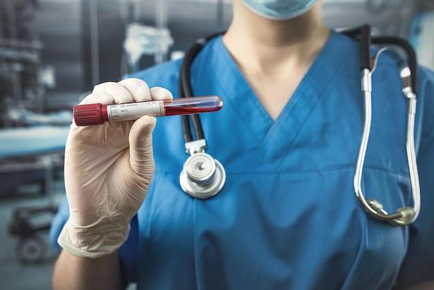 Молодая медсестра держит готовые анализы крови перед операцией в больнице
