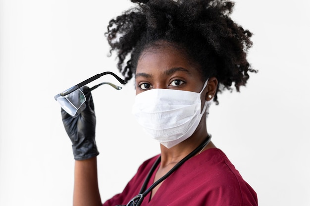 Photo young nurse wearing a protective equipment